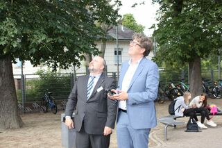 René Sieburg und Michael Kellner (MdB) steuern die Drohne.