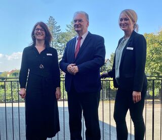 MP Haseloff mit Schulleiterin Jessika Hellge (l.) und Stellvertreterin Andrea Scheck auf dem Balkon des Bauhaus-Gebäudes