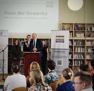Klaus Schilling hält eine Rede
