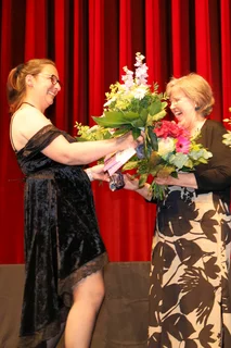 Elternvertreterin dankt PL-Lehrerin Frau Herrmann