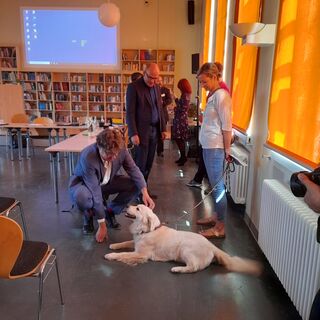 Michael Kellner (MdB) begrüßt Schulhund Frieda.